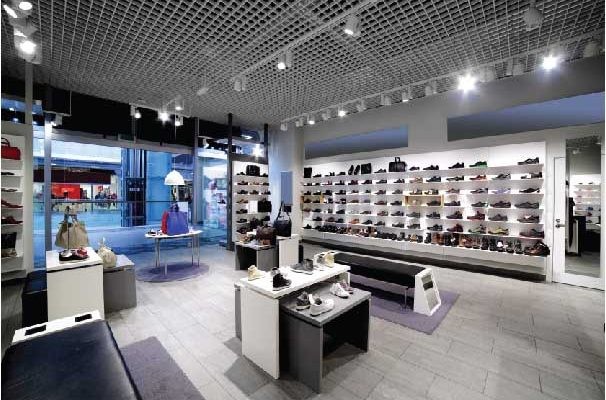 Cung cấp ánh sáng cho cửa hàng giày dép