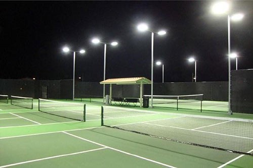 den-pha-led-cho-san-tennis-co-tuoi-tho-cao