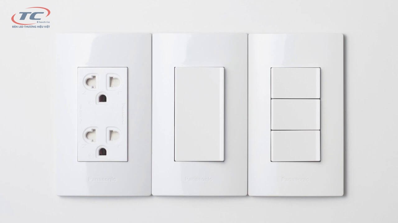 cong-tac-o-cam-panasonic