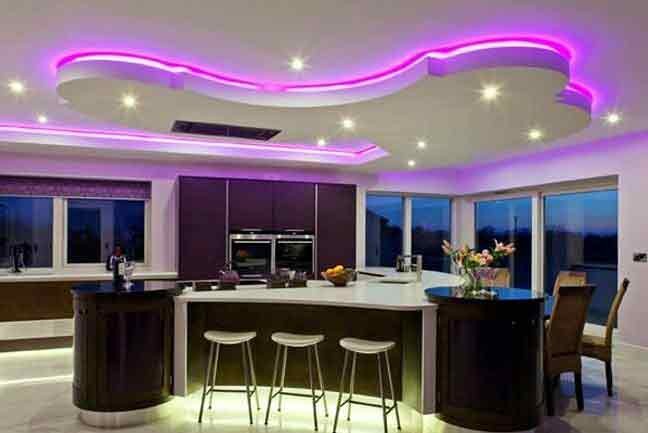 ánh sáng màu tím trên trần nhà bếp